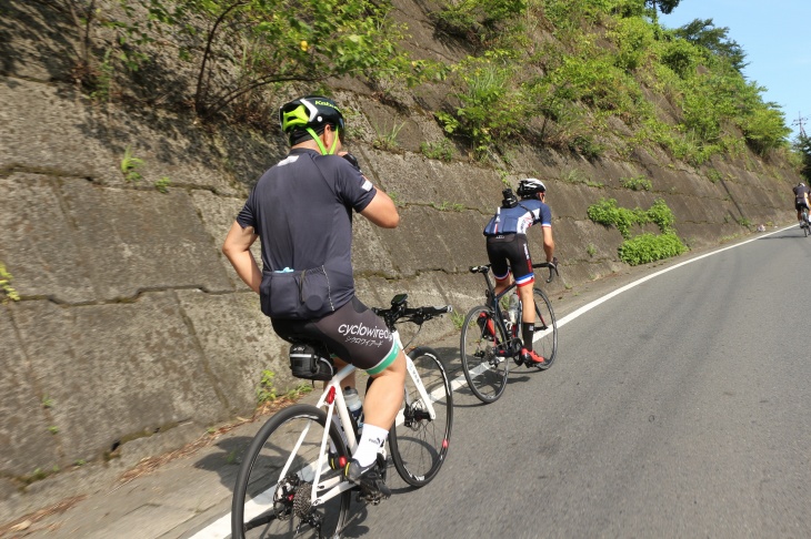 E-BIKEなら坂でも手放しで登れて余裕のよっちゃんイカです