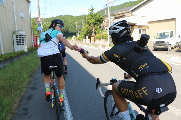 ハンガーノック気味のためコーラを受け取ります