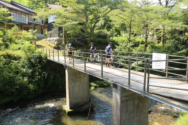 清らかな流れの入間川で思わず休憩です