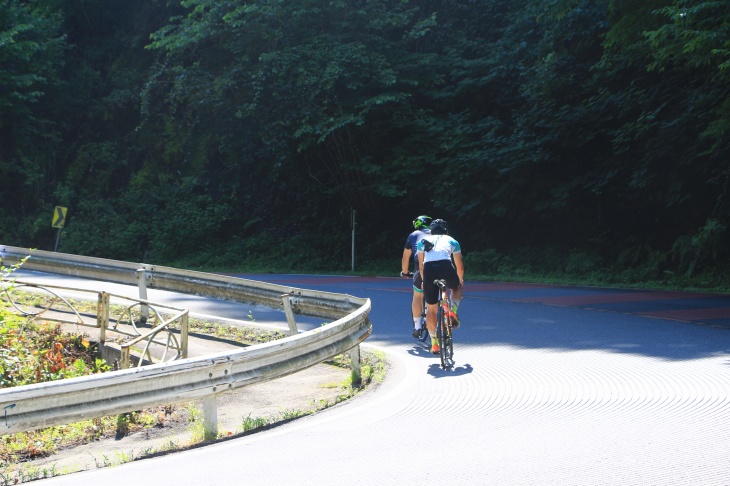 最後の小沢峠も快調に飛ばすメタボ会長。E-BIKEは本当に凄いです