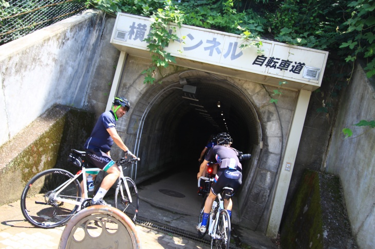 多摩湖周辺のサイクリングロード、横田トンネルを抜けていきます