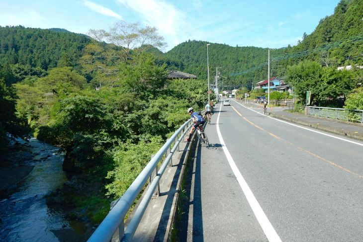 川を覗く編集部員達。特に何もいません