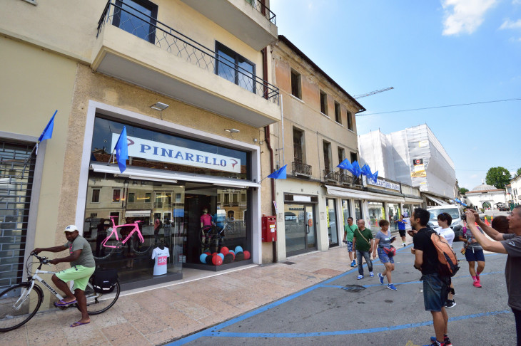 トレヴィーゾの街の観光。まずは第一本命のピナレロ本店へ。