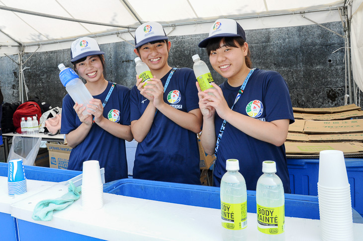 インターハイ公式飲料のポカリスエットを配る女子高生ボランティア