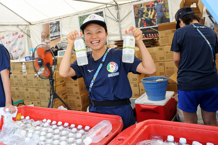こちらは競輪学校提供の水のペットボトルを配る女子高生ボランティア