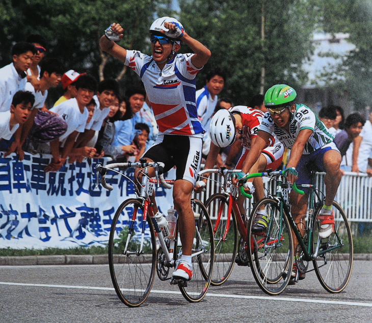 1992年全日本選手権ロードを制した田中光輝（愛三工業）。2位 藤野智一（エプソン・ボスコ）、3位藤田晃三（ブリヂストンサイクル）
