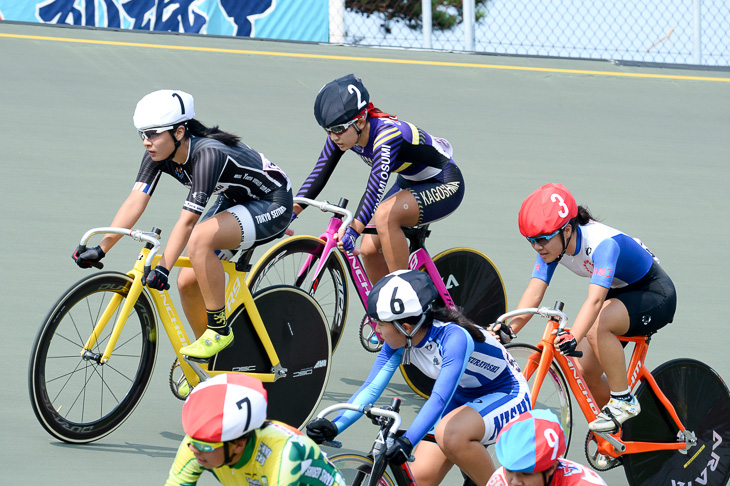 女子ポイントレース 太郎田水桜(東京成徳大学高校)を成海綾香(南大隅高校)、中川由理(川越工業高校)らがマーク