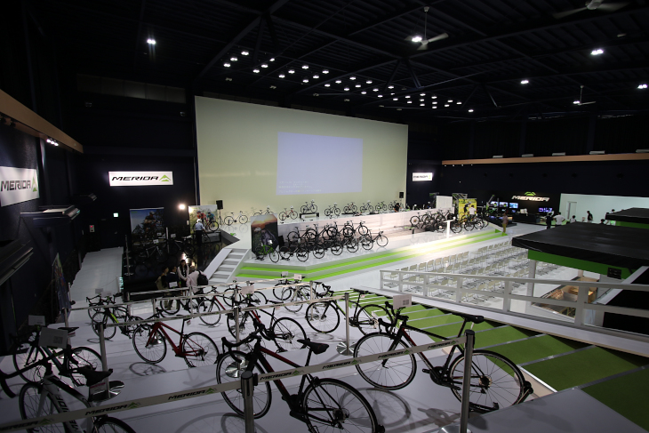 広い展示スペースと大型のスクリーン、イベント用ステージを備えたMERIDA X BASE