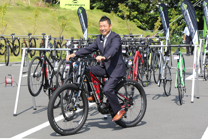 E-BIKEを体験する御殿場市の若林洋平市長