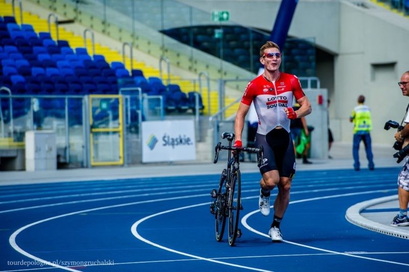 シレジア競技場の400mトラックで思わず走り出すアンドレ・グライペル(ドイツ、ロット・スーダル)