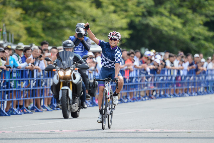 女子　レース後半を独走で逃げ切ってフィニッシュする渡部春雅（駒澤大学高校）