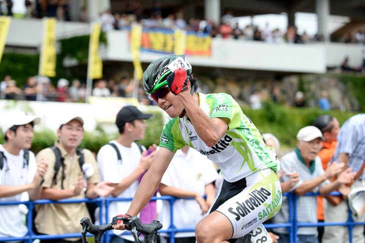 男子 ガッツポーズを繰り返す川崎三織(栄北高校)