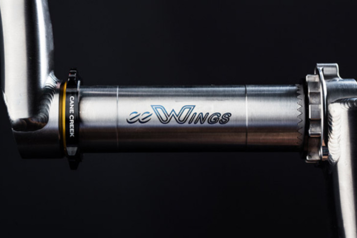 スピンドルもチタンで製作され、中央にはee WINGSの文字が入る