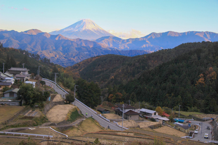 富士山が見守る中ヒルクライムをこなしていく