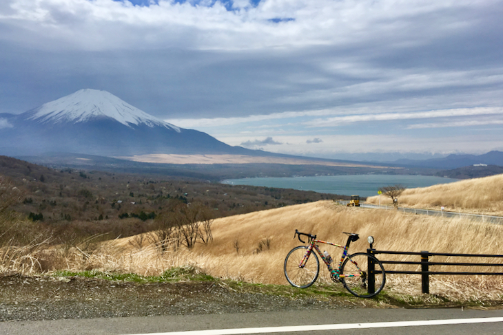 山中湖と富士山を一望する大パノラマが魅力の三国峠（山梨県側）