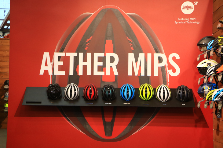 展示の中心は新型フラッグシップロードヘルメット「AETHER MIPS」