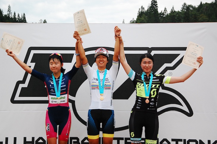 女子ジュニア表彰台の模様。左から2位の小林あかり（MTBクラブ安曇野）、優勝の川口うらら（Sonic-Racing/SRAM）、3位の松本璃奈（TEAM SCOTT）