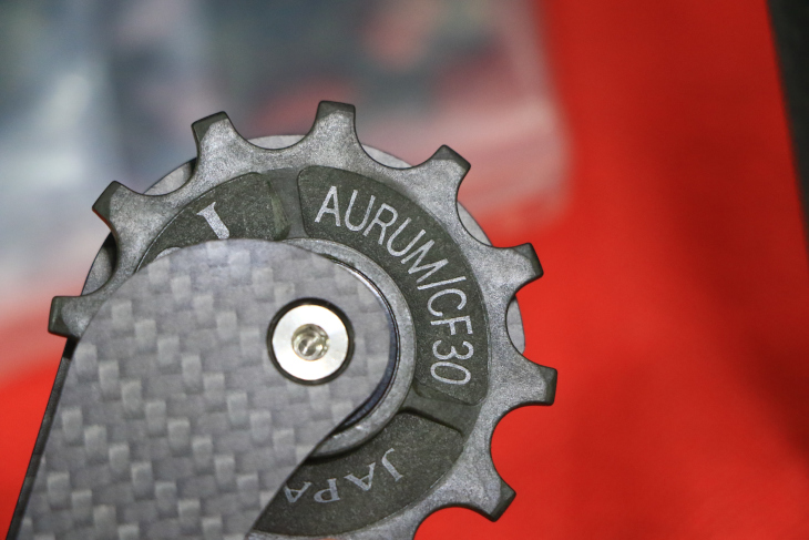 AURUM/CF30というスーパーエンジニアリングプラスチックが素材に採用される