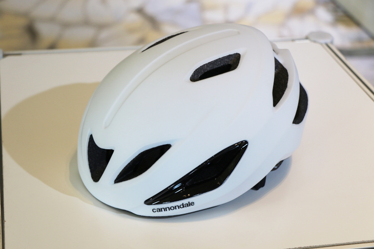 キャノンデールヘルメットの新作「INTAKE MIPS」はエアロを重視した設計
