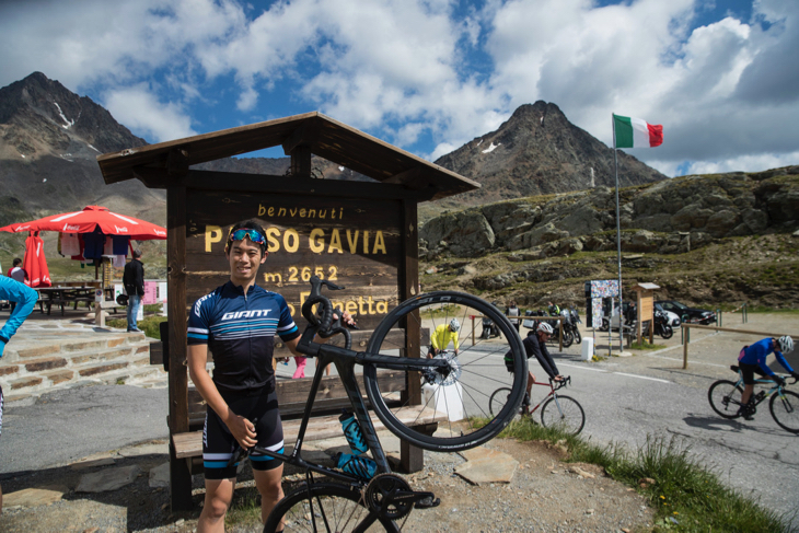 多くのサイクリストやバイカー、ハイカーで賑わうガヴィア頂上。ジロ・デ・イタリアの数々の激闘を見届けてきた聖地だ