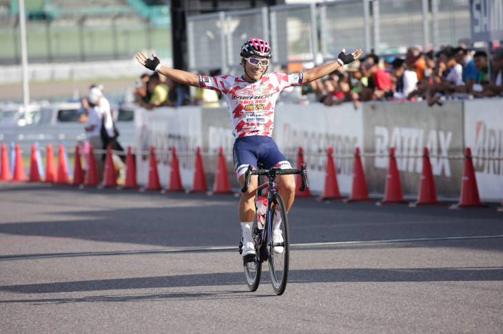 独走勝利を掴んだ岡篤志（宇都宮ブリッツェン）