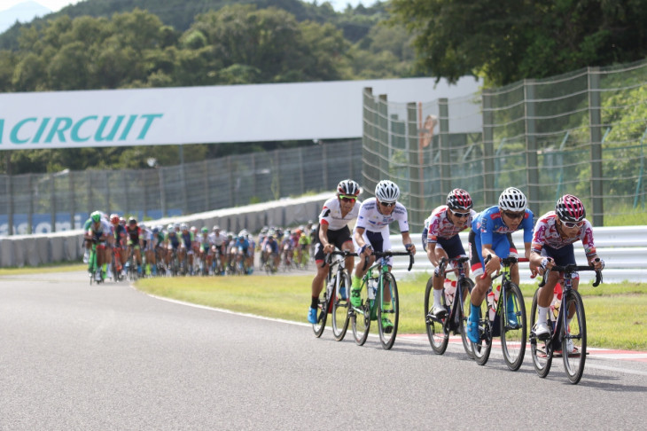 マトリックスパワータグの牽引でメイン集団が迫る