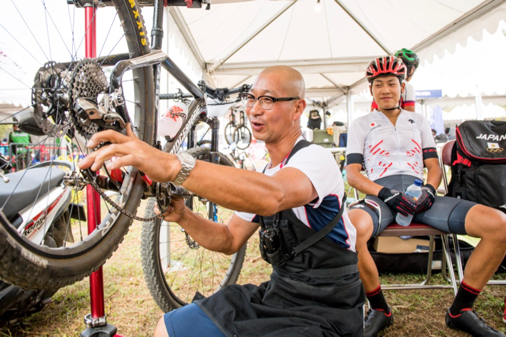 レース前の調整を行う白井メカニックと、沢田時(チームブリヂストンサイクリング)
