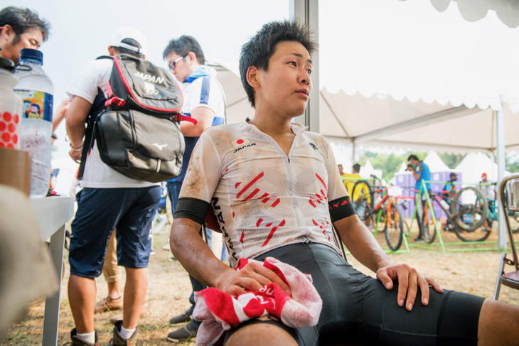 悔しい表情で佇む沢田時(チームブリヂストンサイクリング)