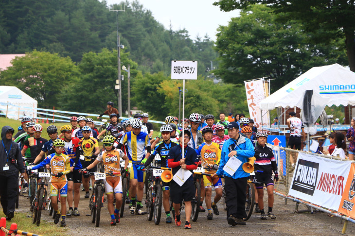 最初の種目となる60分XCマラソンがスタート地点に向かう