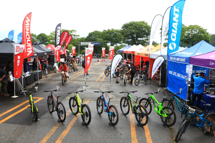 多くのブランドがブースを出展しており、最新バイクに試乗が可能だ