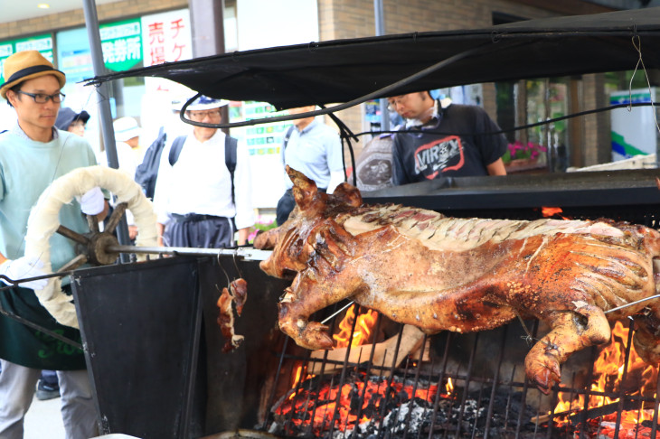 バイカーズ名物の豚の丸焼きが振る舞われるウェルカムパーティー