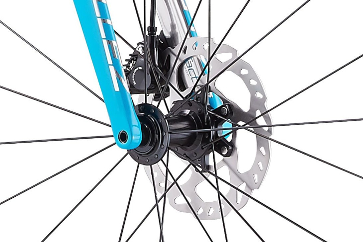 S-Works FACT Carbonを使用したフォークがディスクブレーキ版に