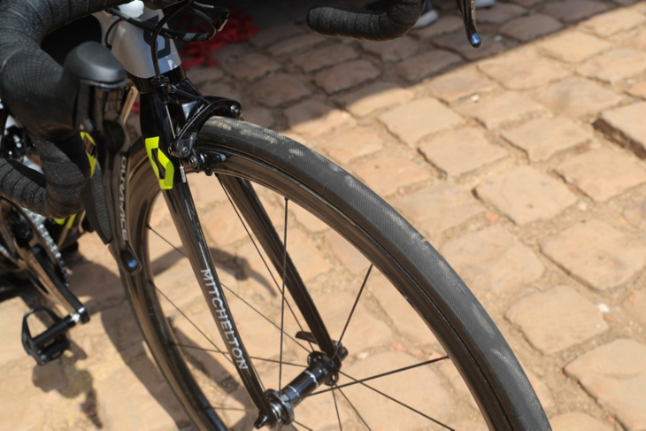 パヴェ用タイヤやスペアバイクのタイヤは旧スポンサーのコンチネンタル。ロゴを塗りつぶした上で使用した