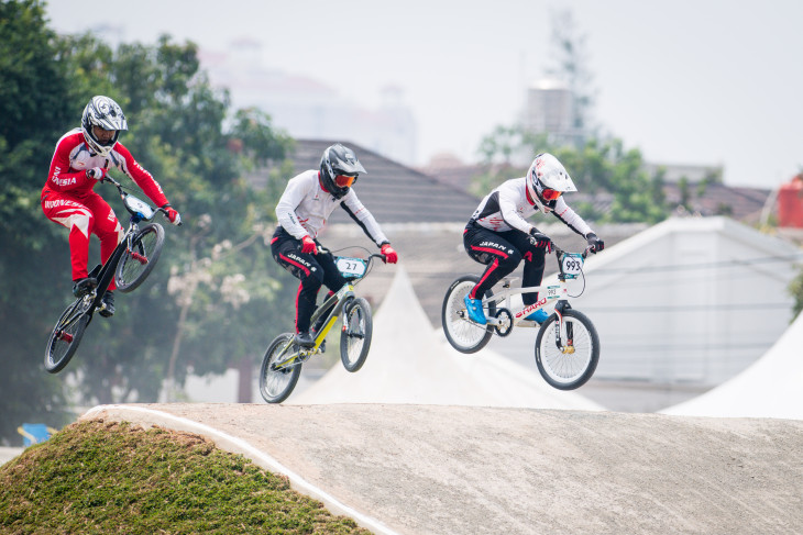 アジア大会8日目。男子BMXレースで先頭を走る日本勢