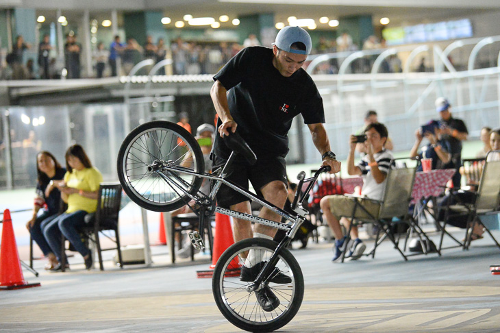 レースの合間にはBMXの妙技が披露された