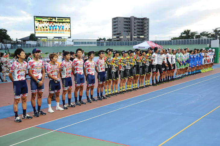 ロードレースでおなじみの東西6チームが勢揃い