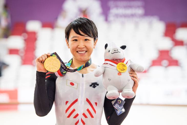 金メダルを掲げる梶原悠未(日本)