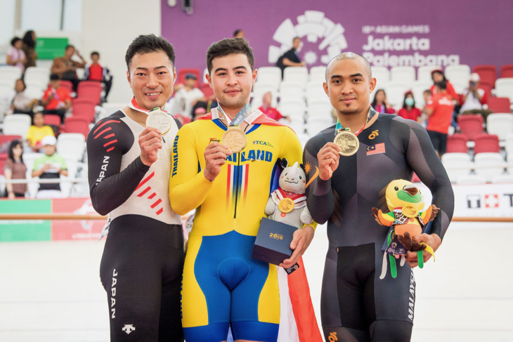 男子ケイリン表彰台 銀メダルを獲得した新田祐大(日本)