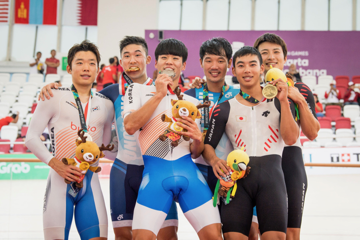 男子マディソン表彰台　橋本英也・今村駿介ペアが銅メダルを確保した