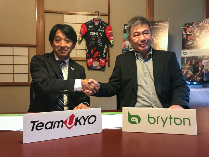 ブライトン社CEOのサミュエル・ワン氏とチーム右京の創設者片山右京氏が握手を交わす
