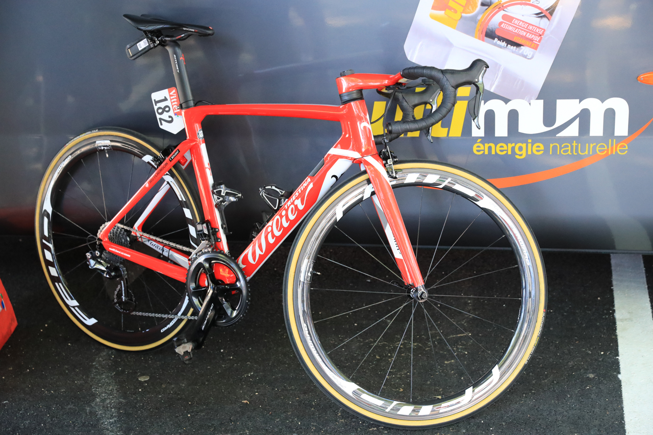ツール以前のレースで使われていたCento 10 AIRに乗る選手も。写真はトマ・ブダ(フランス)のバイク