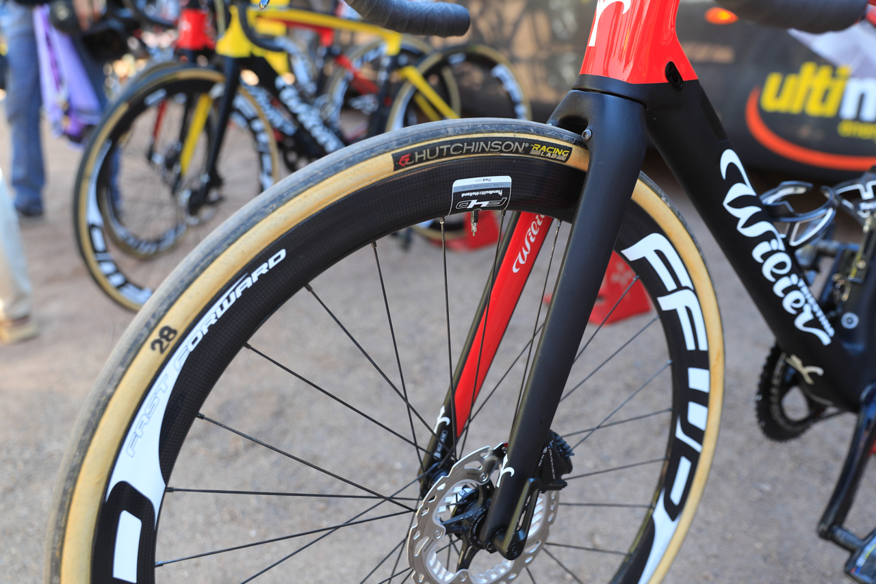 タイヤはデュガスのRoubaix(28mm)。ハッチンソンのロゴがプリントされている