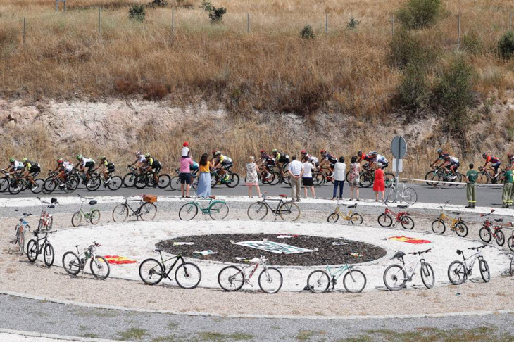 自転車を並べてブエルタを歓迎する
