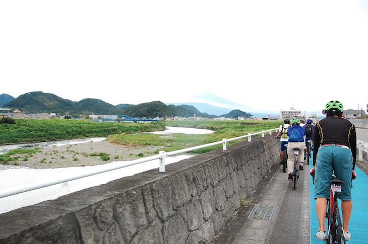写真だと見づらいが、狩野川の水はとてもきれい、富士山だけでなく川にこそ注目だ