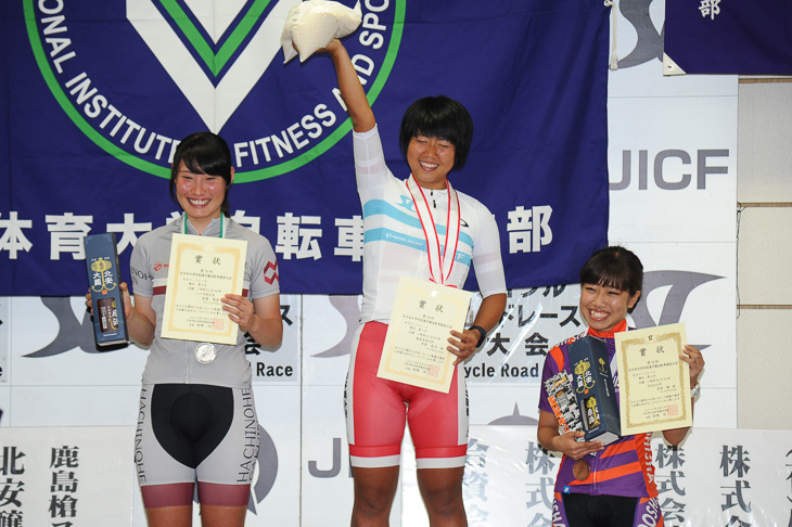 女子表彰式 左から2位菅原朱音(八戸学院大学)、1位中井彩子(鹿屋体育大学)、3位吉田鈴(同志社大学)