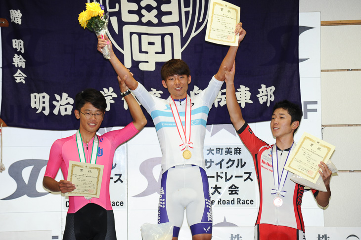 男子表彰式 左から2位武山晃輔(日本大学)、1位野本空(明治大学)、3位奥村十夢(中央大学)