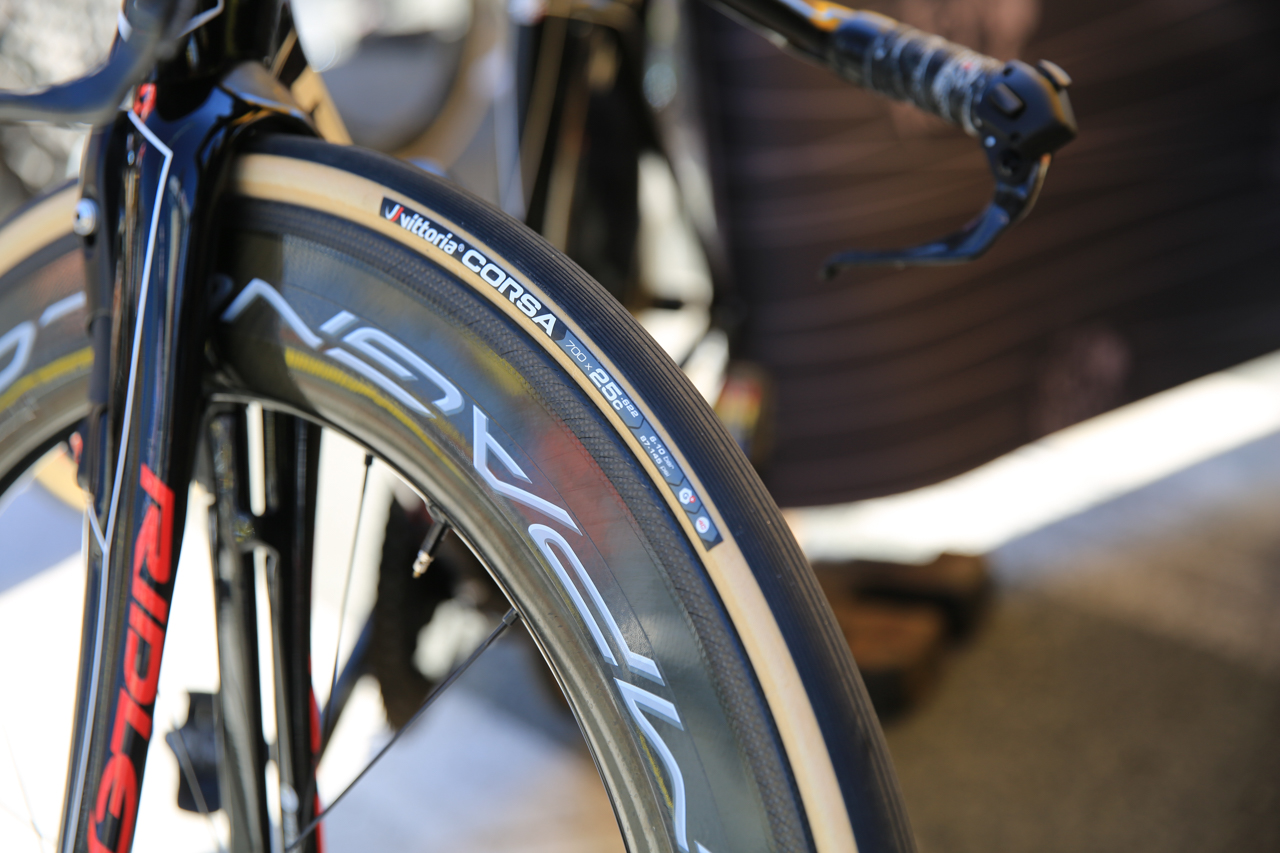 TTバイクの前輪はチューブレス仕様のBORA WTO 77。タイヤは25mm幅のCORSAだ