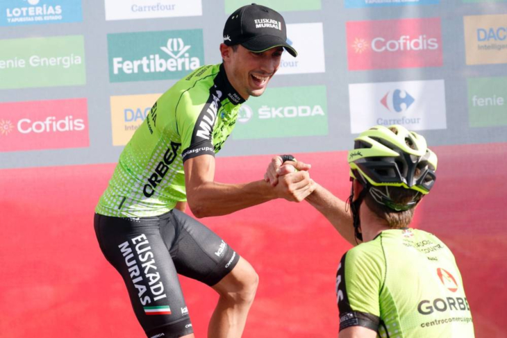 表彰台でチームメートと握手を交わすステージ優勝のオスカル・ロドリゲス（スペイン、エウスカディ・ムリアス）