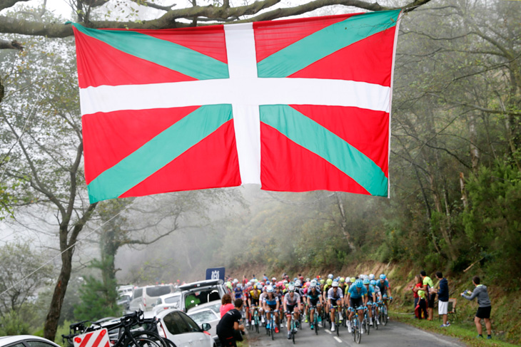 バスクの旗がかかる山岳地帯を走る