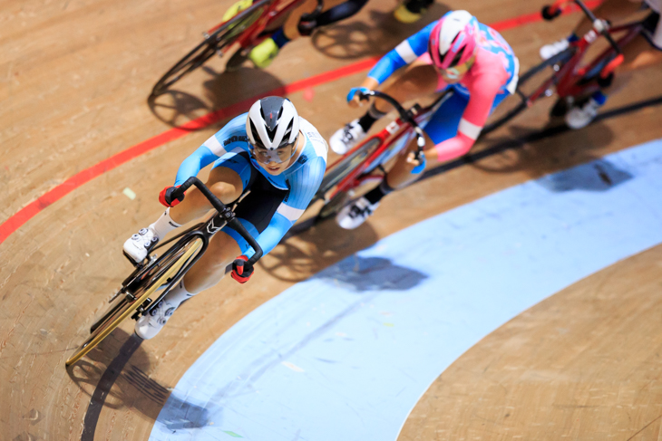 女子ポイントレースを走る梶原悠未（筑波大学）